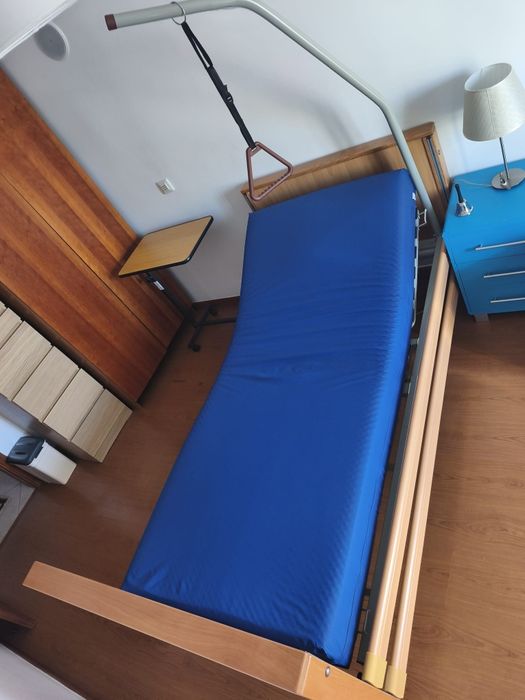 Cama Articulada Elétrica Sensicare c/Acessórios.