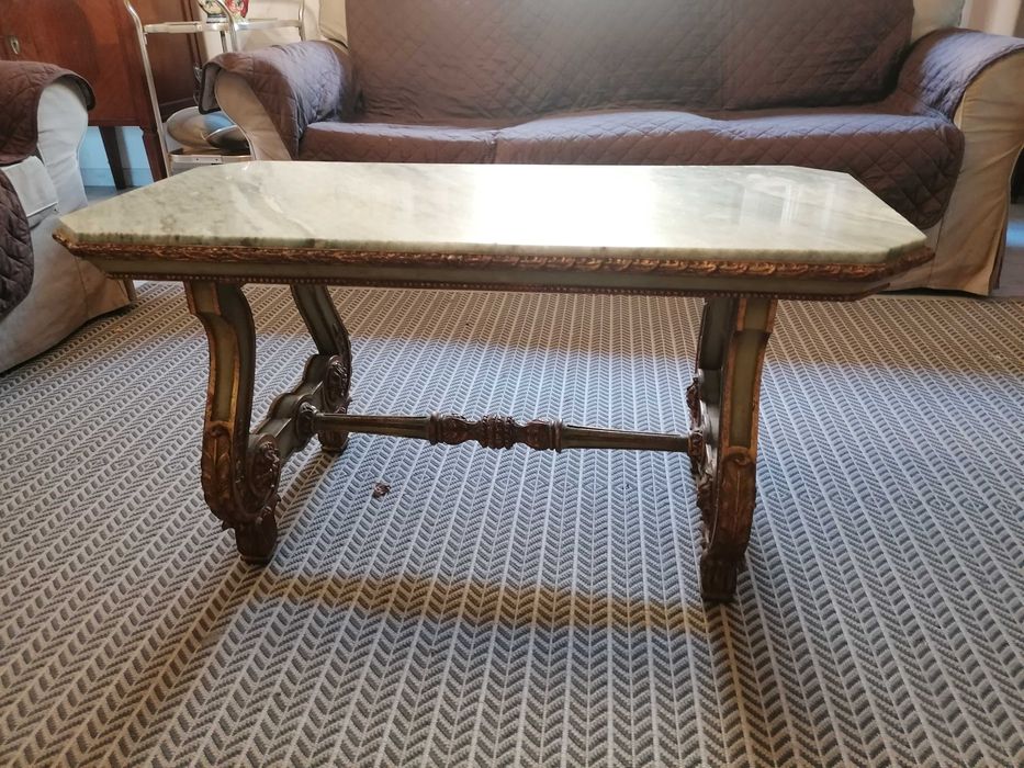 Mesa de centro vintage com tampo em mármore maciço