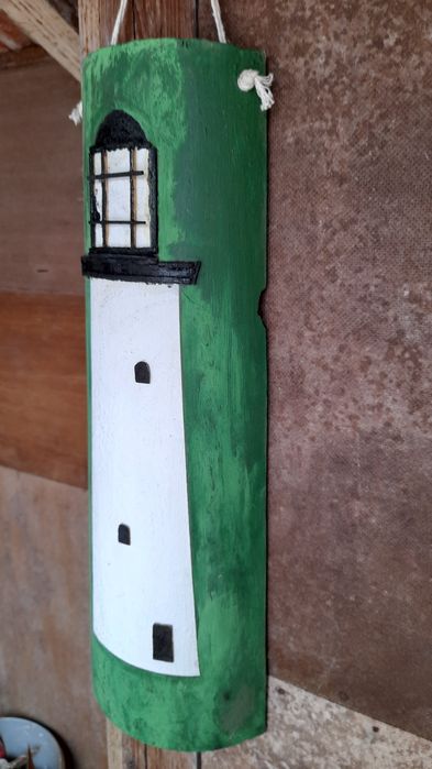 Farol ilaborado em telha.