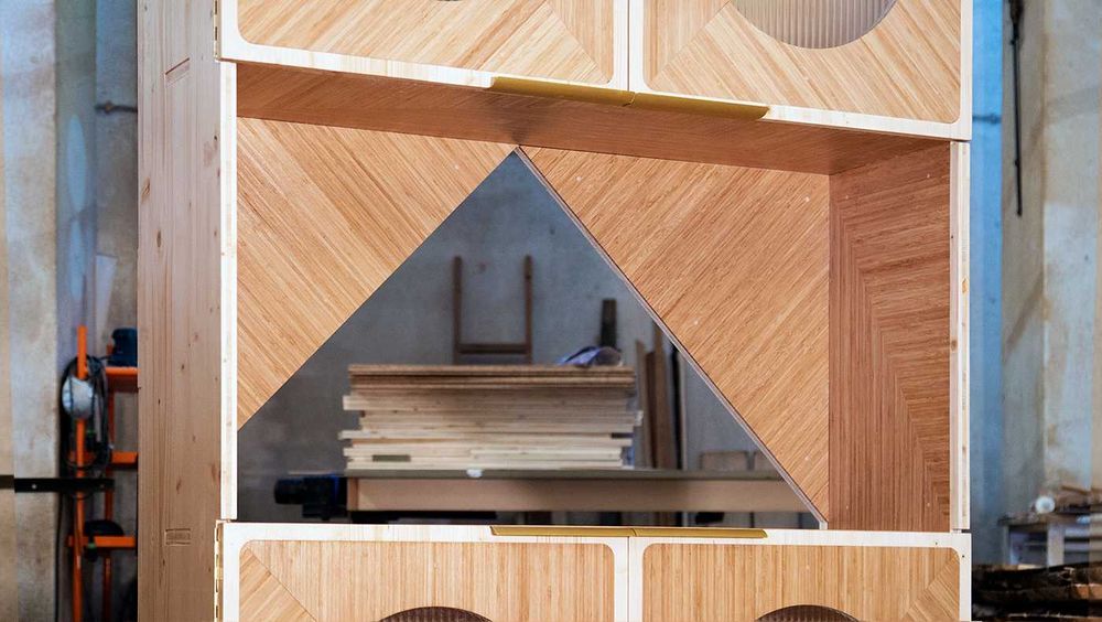 Armário / Móvel de TV em Contraplacado, Vidro Canelado e Bambu