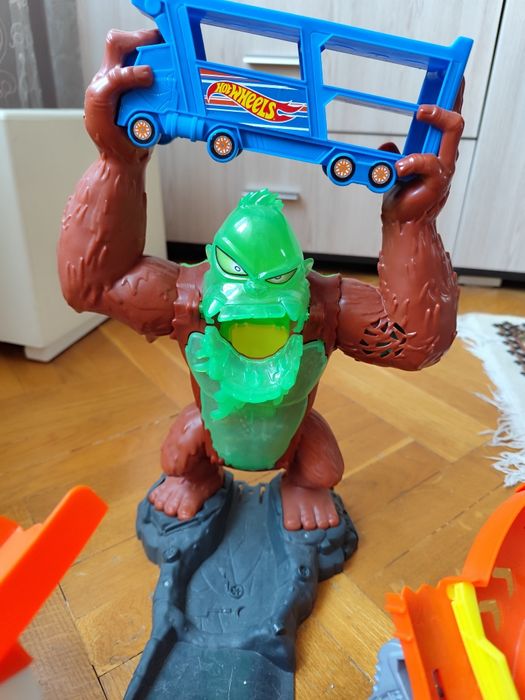 Трек Хот Вілс горила