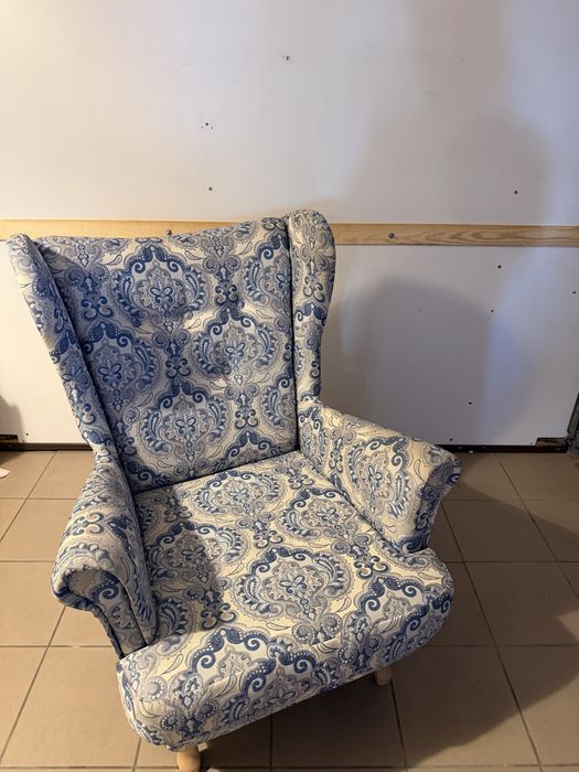 duży fotel we wzory niebieskie