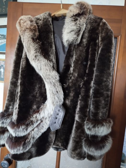 Шубка скапюшоном и меховий отделкой