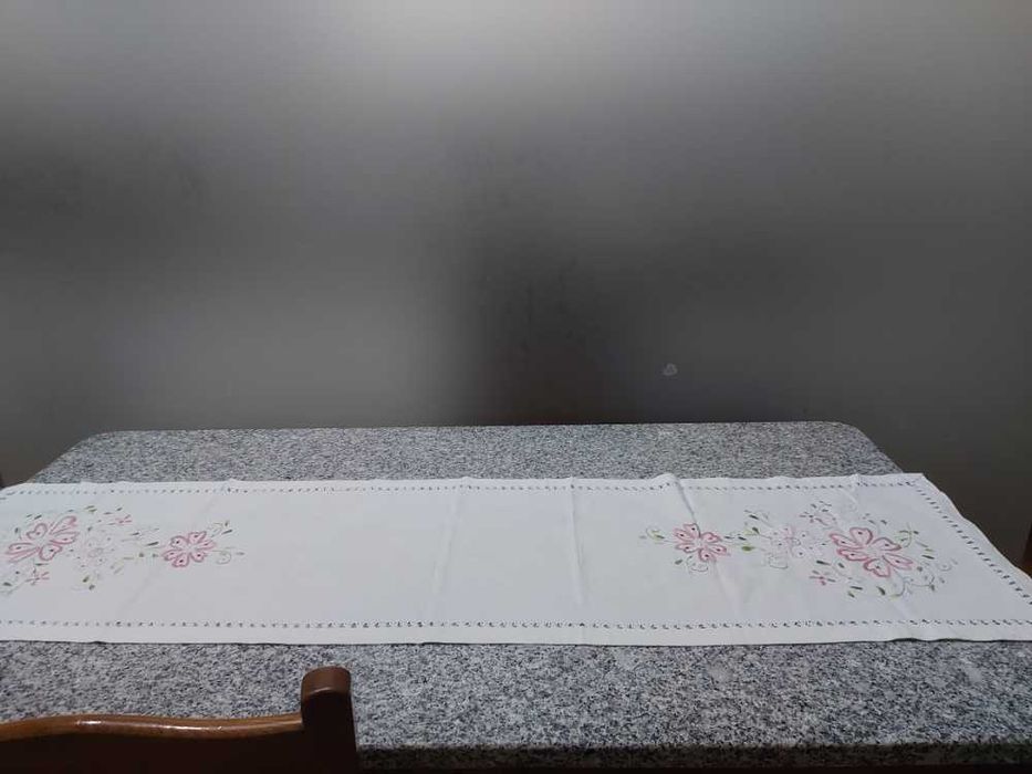 Caminho de Mesa Bordado com Baínha Aberta