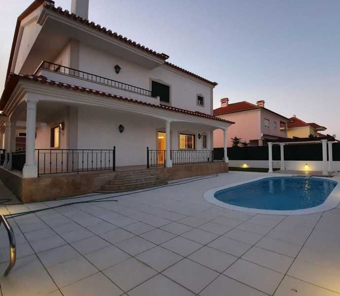 Moradia T4 com piscina e jardim para arrendar – Atalaia, Montijo
