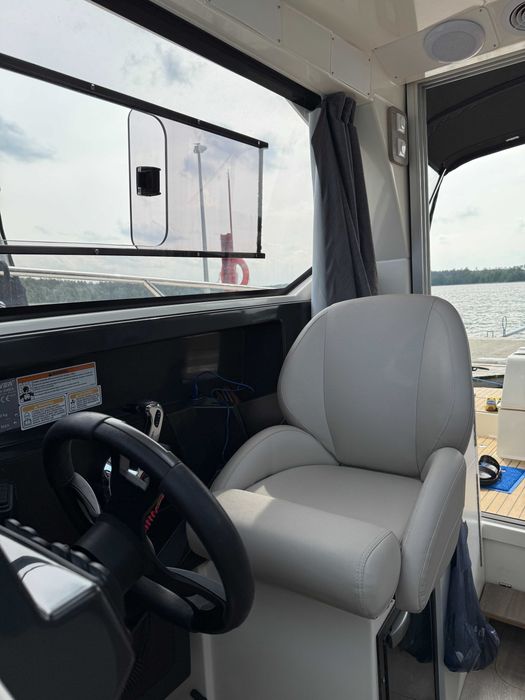 Sprzedam praktycznie nową  łódż motorową Qiksilver
