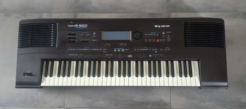 Roland E 600 keyboard