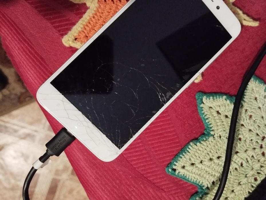 Продам два телефони чорний брали новий Redmi A4