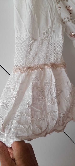 Blusa rendada com manga 3/4 evasé.  Fresca e elegante.veste M. Nova.