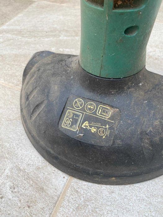 Aparador de Relva Black & Decker 300W