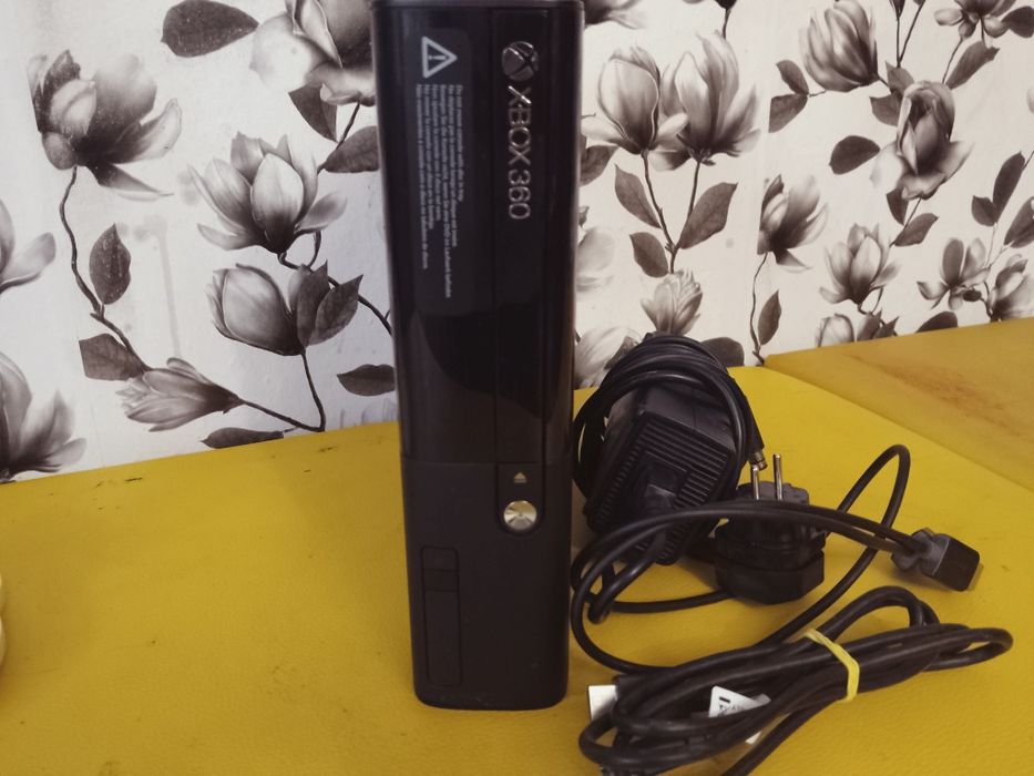 Продаю Xbox 360 E