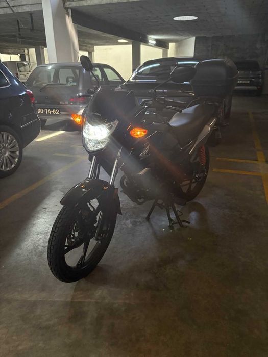 Honda CB125F 2023 | 7.077 km | Baú Givi + suporte telemóvel