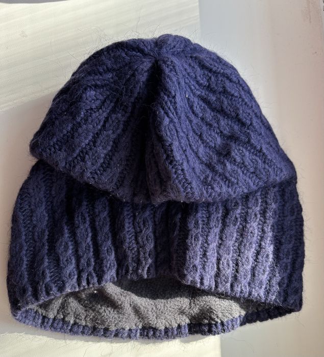 Отдам бесплатно женские джинсы, шапку и теплый капюшон от дубленки