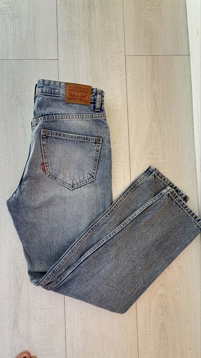 Джинсы женскин Stadivarius,Levis,Cropp