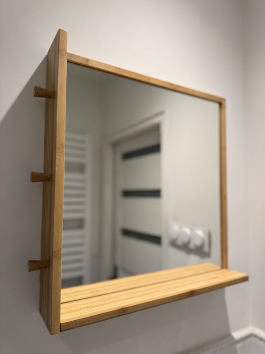 Lustro kwadratowe IKEA jasne wieszaki półka 50 cm