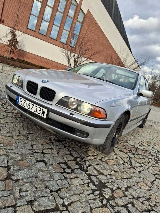 Auto BMW E39 520i
