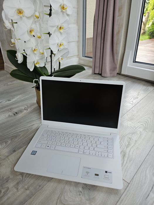 Biały laptop Asus, Intel Core i3, dysk SSD
