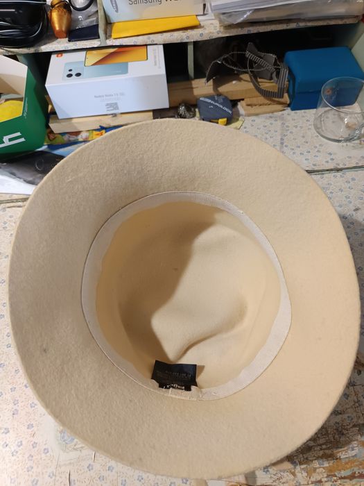 Vendo chapéu branco para mulheres bom estado