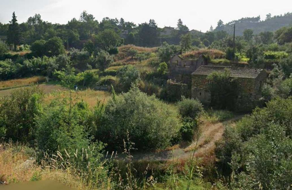 Casa em pedra com terreno - immenso potencial para restaurar