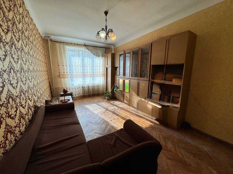 Двокімнатна “сталінка” біля Парку Шевченка