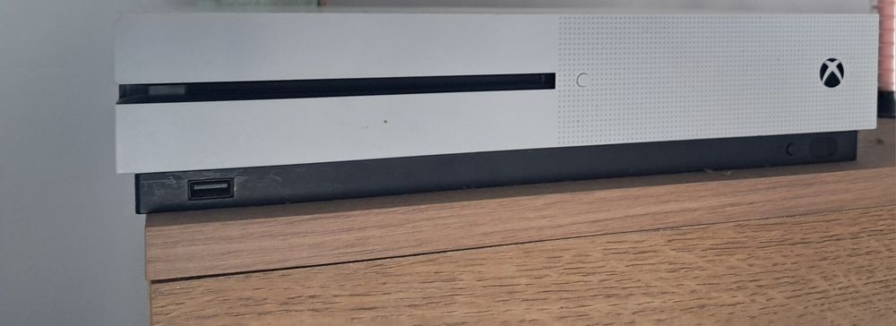 Xbox one S + 2 pady + gry