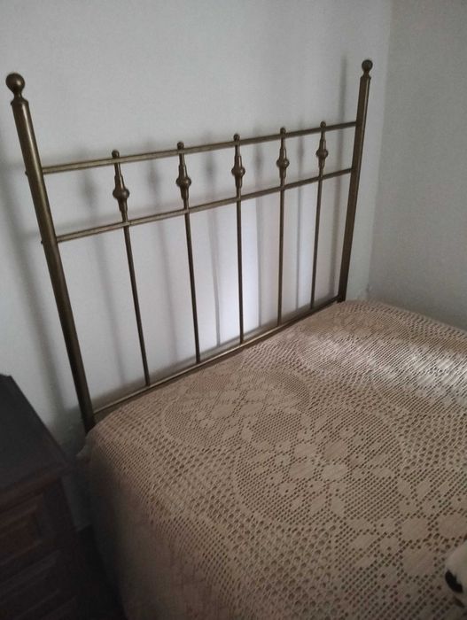 Cama de solteiro em ferro dourado
