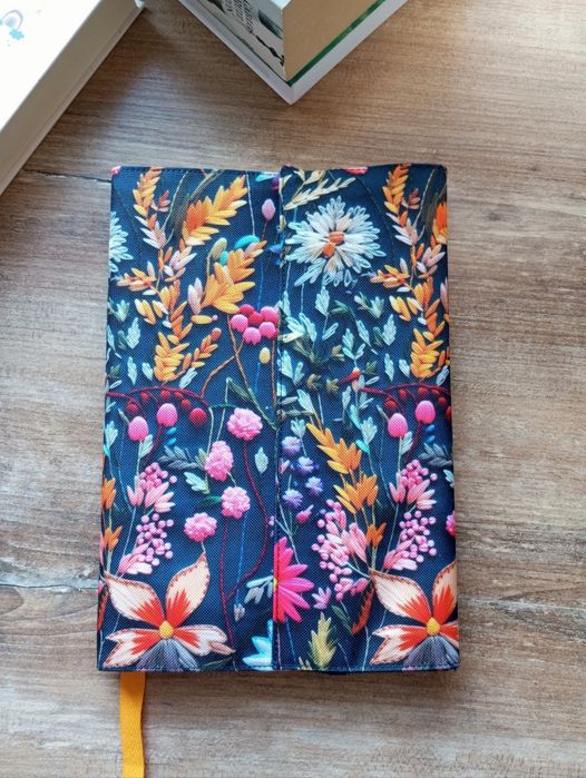 Otulacz na książki. Etui. Okładka.