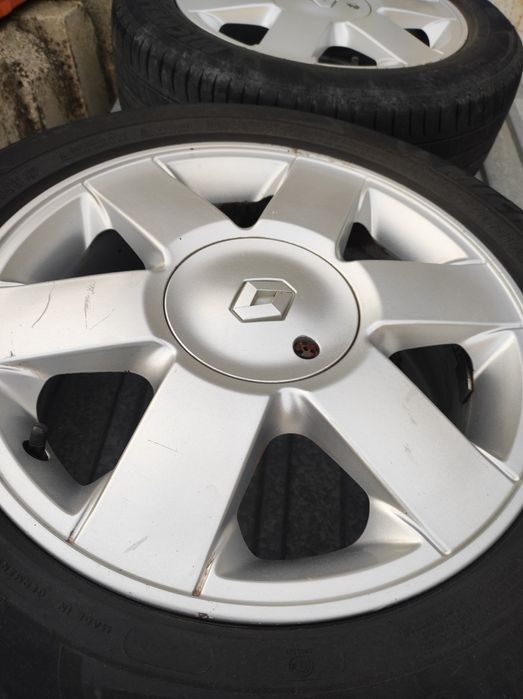 Conjunto de pneus e jantes