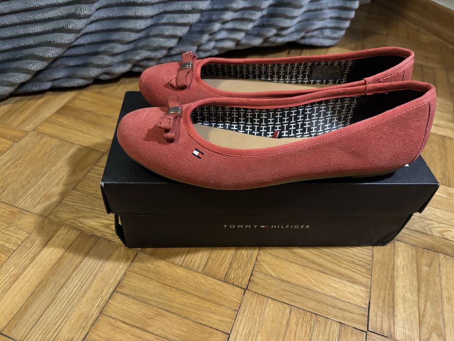 Czerwone zamszowe baleriny Tommy Hilfiger