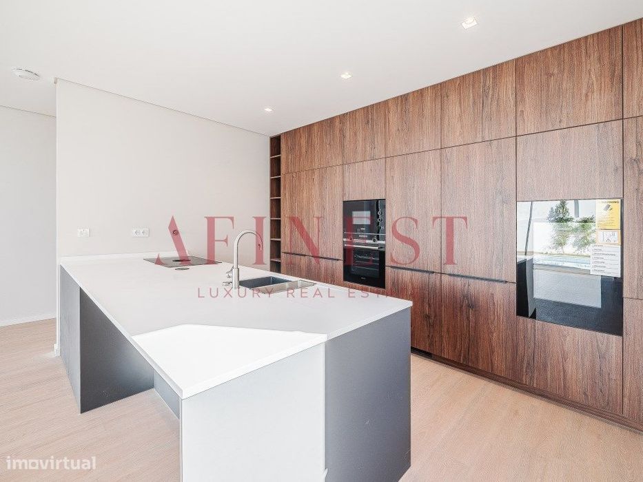Moradia T4 de Luxo com Rooftop e Vistas Panorâmicas em Cascais
