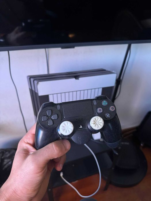 PlayStation 4 - PS4 PRO - 3 Jogos - Muitos acessórios
