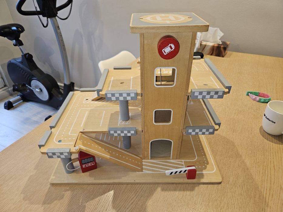 Drewniany garaż dla dziecka