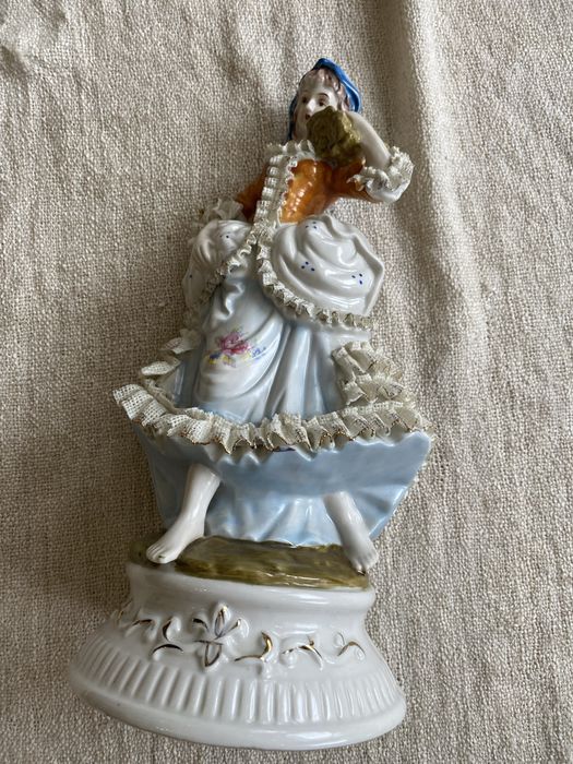 Статуэтка фарфоровая кружевная большая Дама 38 см