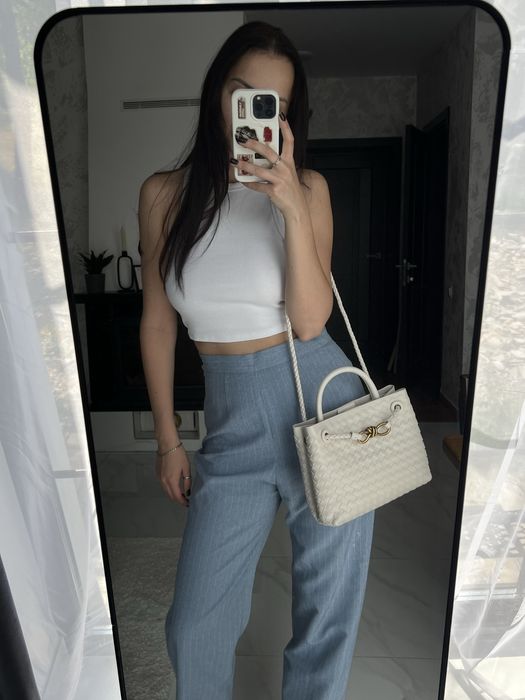 Сумочка в стилі Bottega Veneta молочна