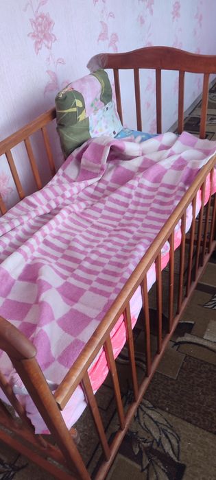 Детская кроватка деревянная.
