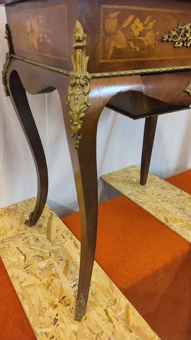 Mesa trabalhada com acabamentos metálicos