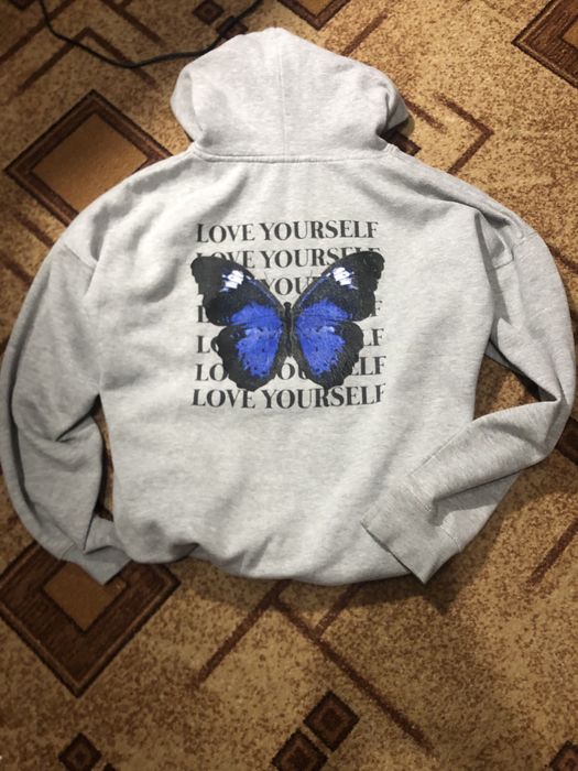Худі з метеликом в гарному станні з надписом «I love yaurself”