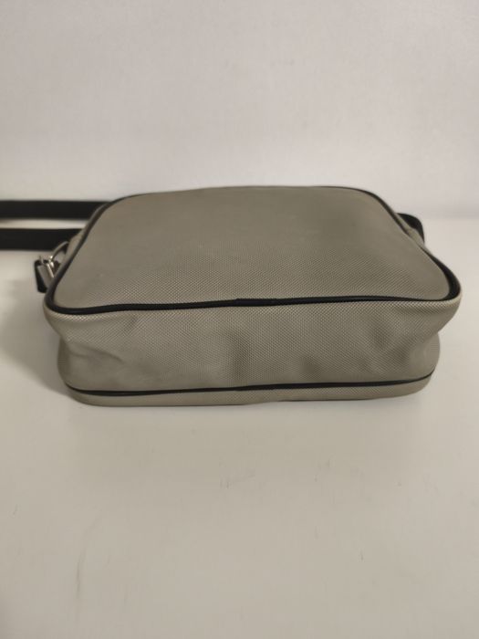 Bolsa Lacoste tom cinza