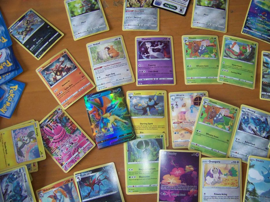 105 cartas POKÉMON + caixa metálica