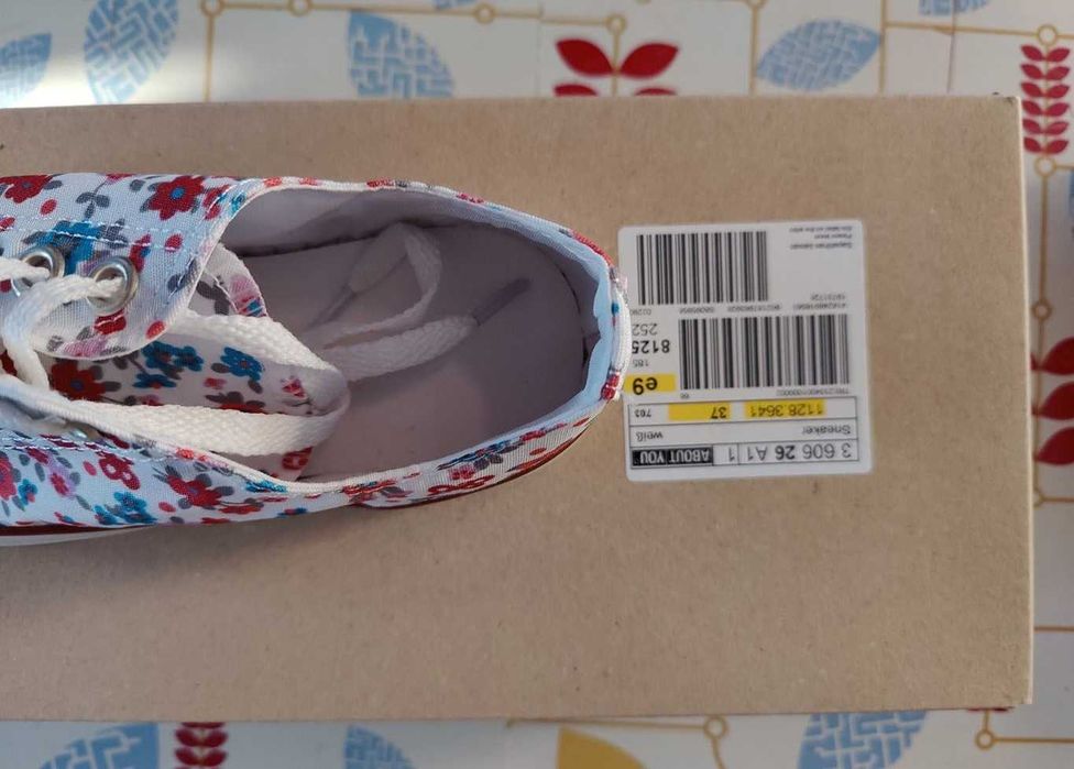 Sapatilhas brancas com flores T -- 37