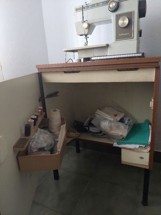 Máquina de costura com armário para embutir