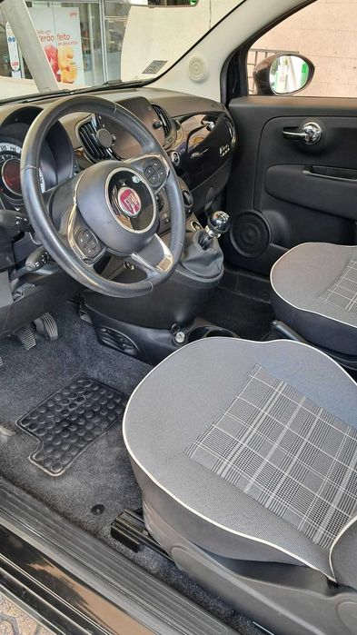Fiat 500 preto com teto panoramico