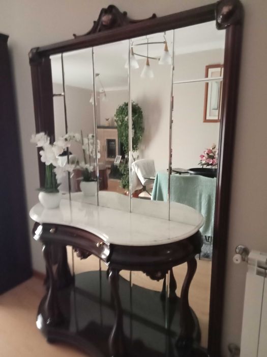 Vendo aparador em madeira com espelho