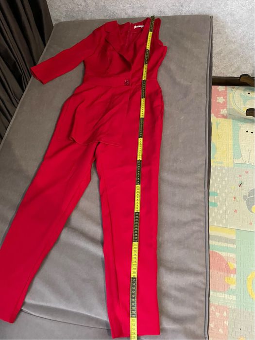 Ефектний червоний комбінезон на одне плече з одним рукавом, розмір S-M