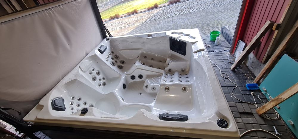 Basen bania jacuzzi 225x225 95 dysz