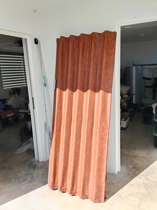 Porta de dobra bonita em couro sintético.