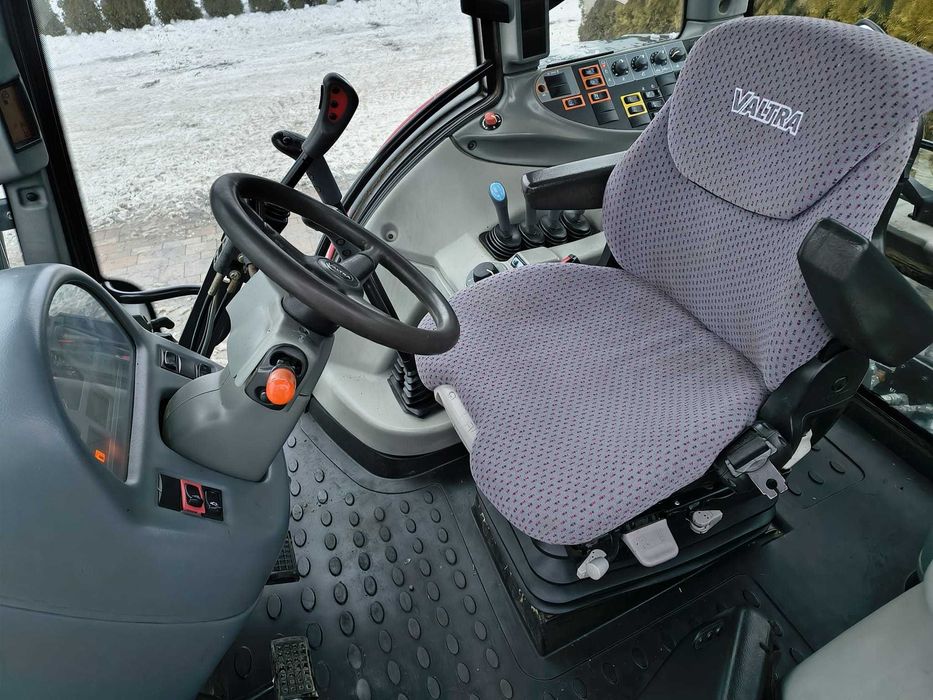 Valtra N101 z tuzem i ladowaczem