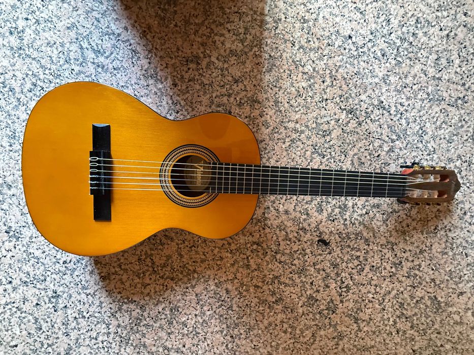 Guitarra clássica Valencia com caixa original