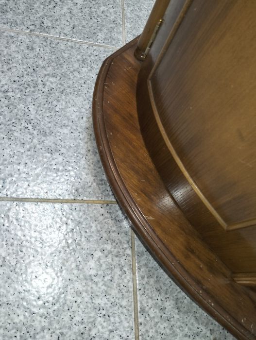 Móvel vintage de madeira em castanho