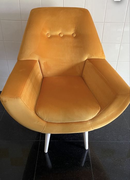 Para desocupar vendo cadeirão de alta qualidade em veludo amarelo